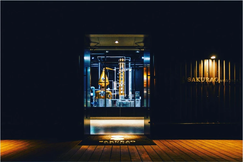 「株式會社櫻尾釀造蒸餾」創立於1918年，並於1920年獲得威士忌的製造許可。