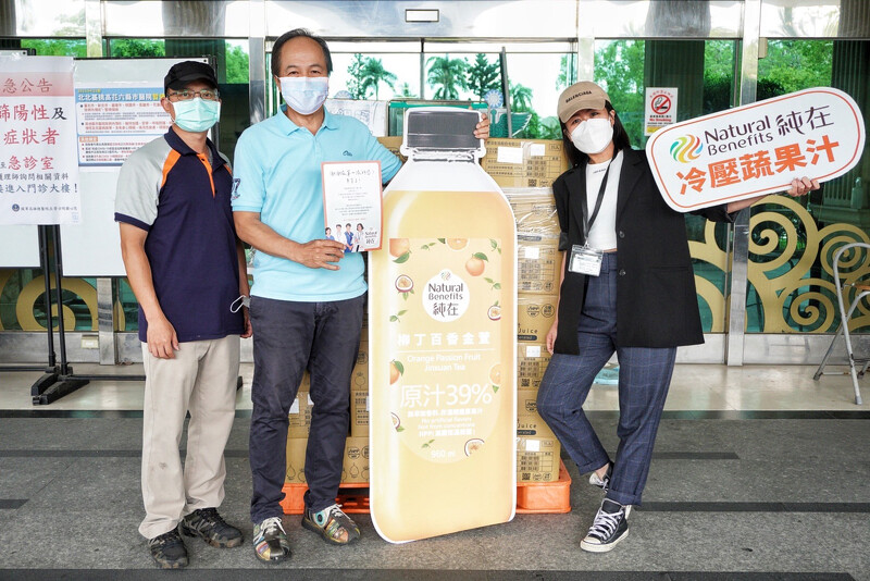 國軍高雄總醫院主任表示，醫院肩負各項防疫任務，大量採檢跟施打疫苗任務醫護人員都暴露在風險之中，防疫物資需求很大，特別感謝品牌送來健康冷壓蔬果汁。