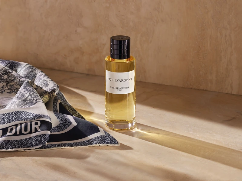 《鑲銀木香氛 海洋度假限量版》125ML / NT$8,100 《鑲銀木香氛 海洋度假限量版》125ML / NT$8,100