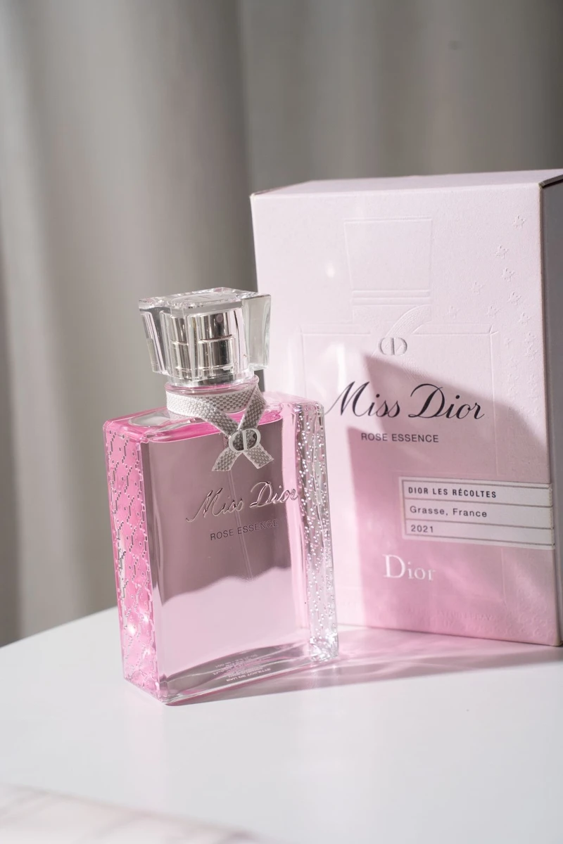 《迪奧MISS DIOR玫瑰珍釀香氛》100ml / NT7,200 《迪奧MISS DIOR玫瑰珍釀香氛》100ml / NT7,200