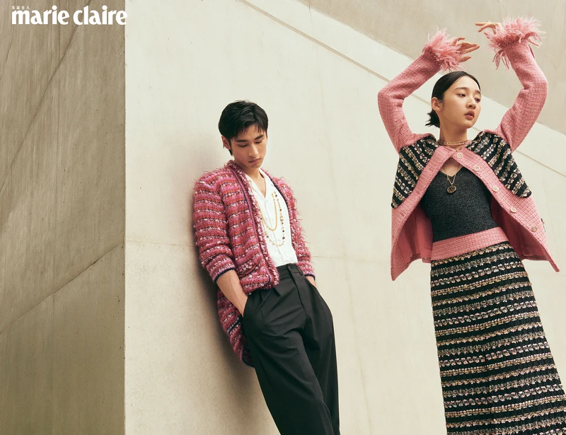 章廣辰: 多色羊駝長版開襟衫繡以辨飾刺繡與服飾珠寶鈕扣、香奈兒服飾珠寶配件，all by CHANEL。；李沐： 多色幻彩斜紋軟呢外套飾以服飾珠寶鈕扣，袖口繡以羽毛與流蘇刺繡、同款斜紋軟呢及膝裙、香奈兒服飾珠寶配件，all by CHANEL。