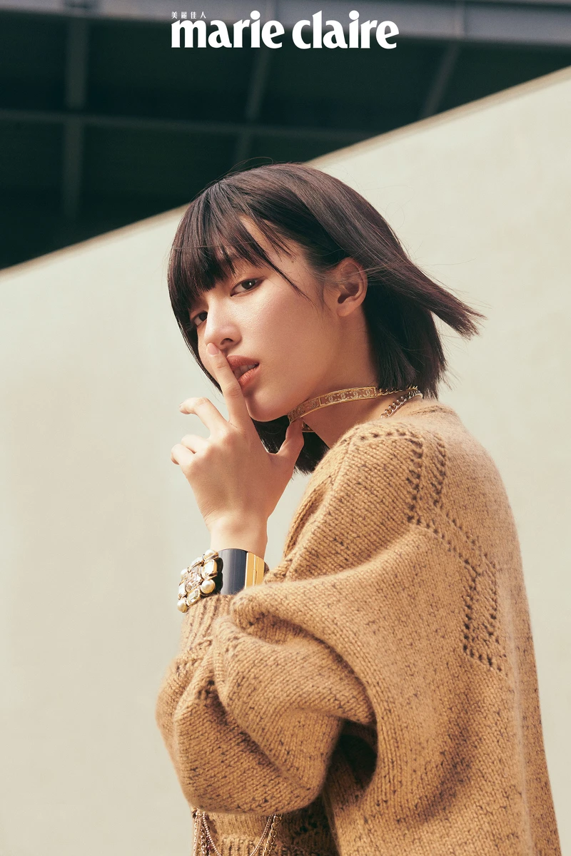 王渝萱: 深米色喀什米爾羊毛開襟衫與同款平口背心、 黑色刺繡流蘇造型長裙、香奈兒服飾珠寶配件 ，all by CHANEL。