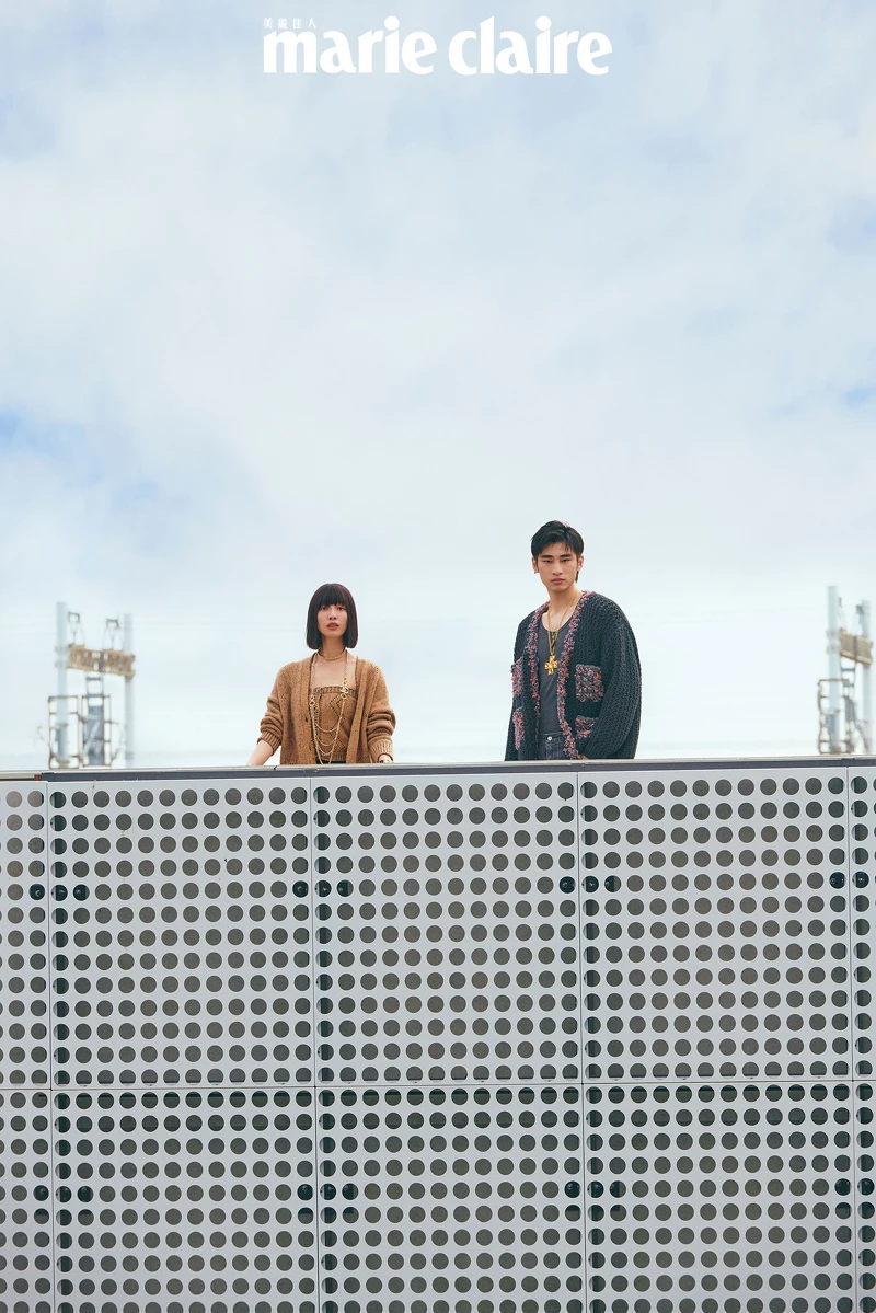 王渝萱: 深米色喀什米爾羊毛開襟衫與同款平口背心、 黑色刺繡流蘇造型長裙、香奈兒服飾珠寶配件 ，all by CHANEL。；章廣辰: 灰色與粉色喀什米爾開襟衫飾以辨飾與服飾珠寶鈕扣、香奈兒服飾珠寶配件，all by CHANEL。