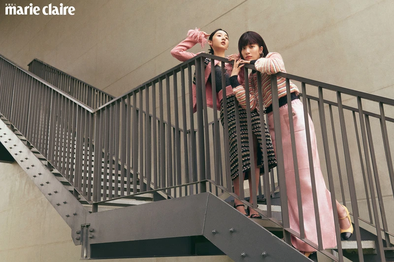 李沐： 多色幻彩斜紋軟呢外套飾以服飾珠寶鈕扣，袖口繡以羽毛與流蘇刺繡、同款斜紋軟呢及膝裙、香奈兒服飾珠寶配件，all by CHANEL。；王渝萱: 深藍色羊毛毛氈外套飾以服飾珠寶鈕扣、 多色羊駝毛條文印花毛衣、粉色亮面皮革長裙飾以服飾珠寶鈕扣、香奈兒服飾珠寶配件，all by CHANEL。