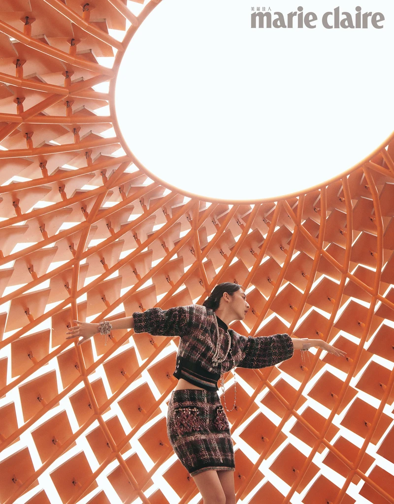 李沐： 多色喀什米爾毛衣繡以辨飾與服飾珠寶鈕扣、 同款短裙口袋飾以珠飾多彩寶石刺繡、 香奈兒服飾珠寶配件，all by CHANEL。