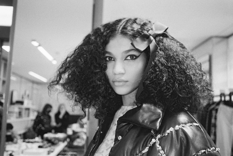 髮飾為 Lemarié 山茶花羽飾工坊所製作