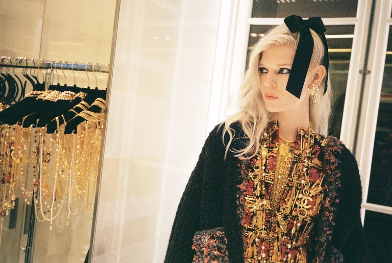 背心為 Lesage 刺繡工坊製作，工時390小時。