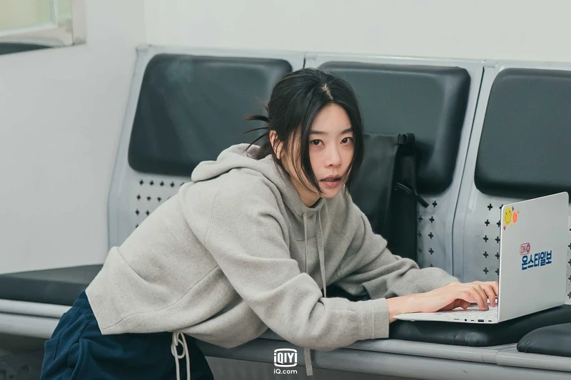 《流星》朴素珍飾演的娛樂記者在急診室發稿