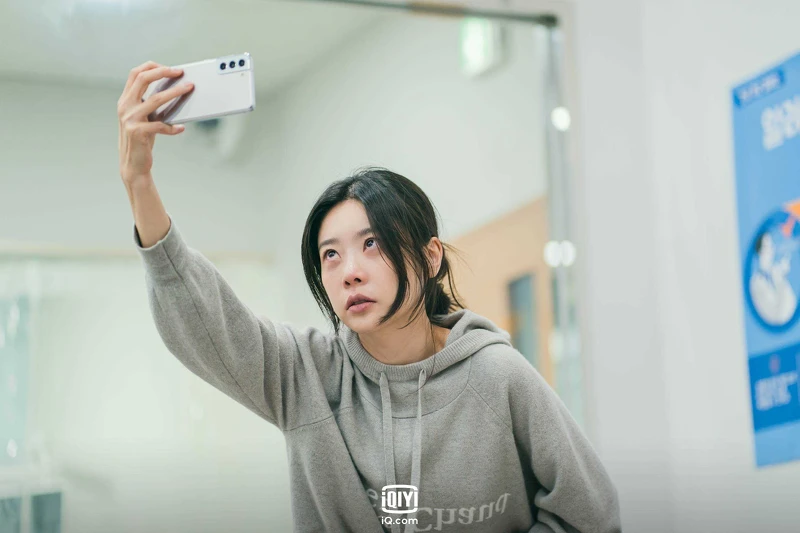 《流星》朴素珍飾演的娛樂記者忍痛腸胃炎拍攝新聞事件