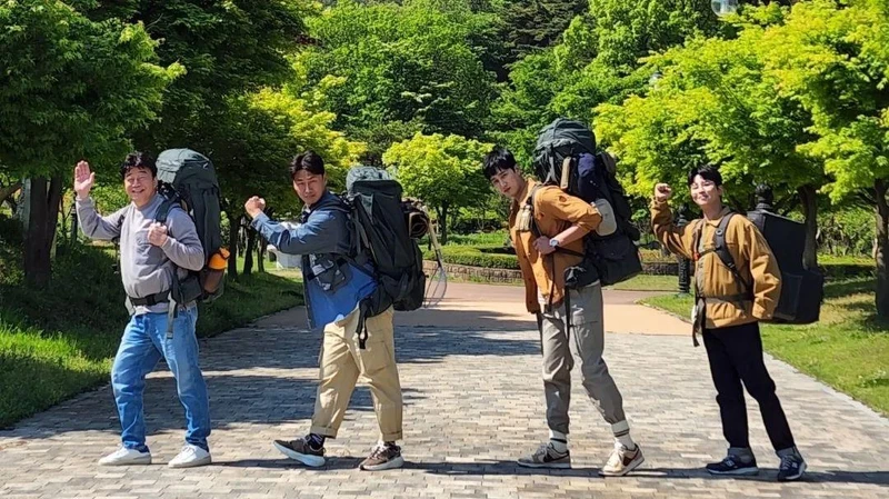 由韓國廚神白種元老師領軍,帶著三位男明星《柔美的細胞小將》安普賢、《兩天一夜》DinDin、《衣袖紅鑲邊》吳代煥展開極限出差料理之旅。 由韓國廚神白種元老師領軍,帶著三位男明星《柔美的細胞小將》安普賢、《兩天一夜》DinDin、《衣袖紅鑲邊》吳代煥展開極限出差料理之旅。