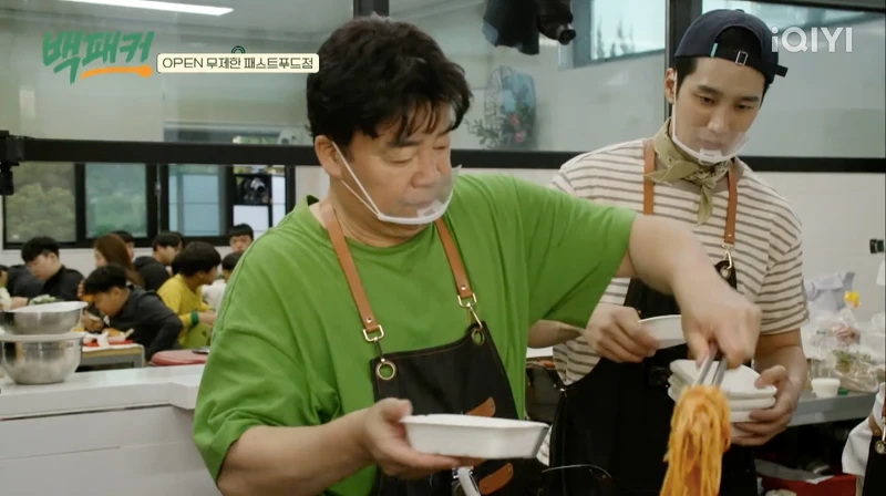 節目中也展現白老師各種料理技巧。 節目中也展現白老師各種料理技巧。