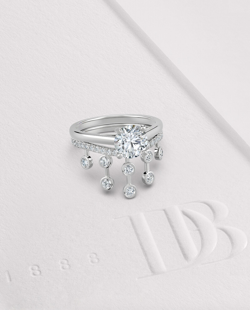 De Beers Dewdrop 皇冠式戒指情境圖_層疊搭配DB Classic 圓形明亮式鑽石戒指