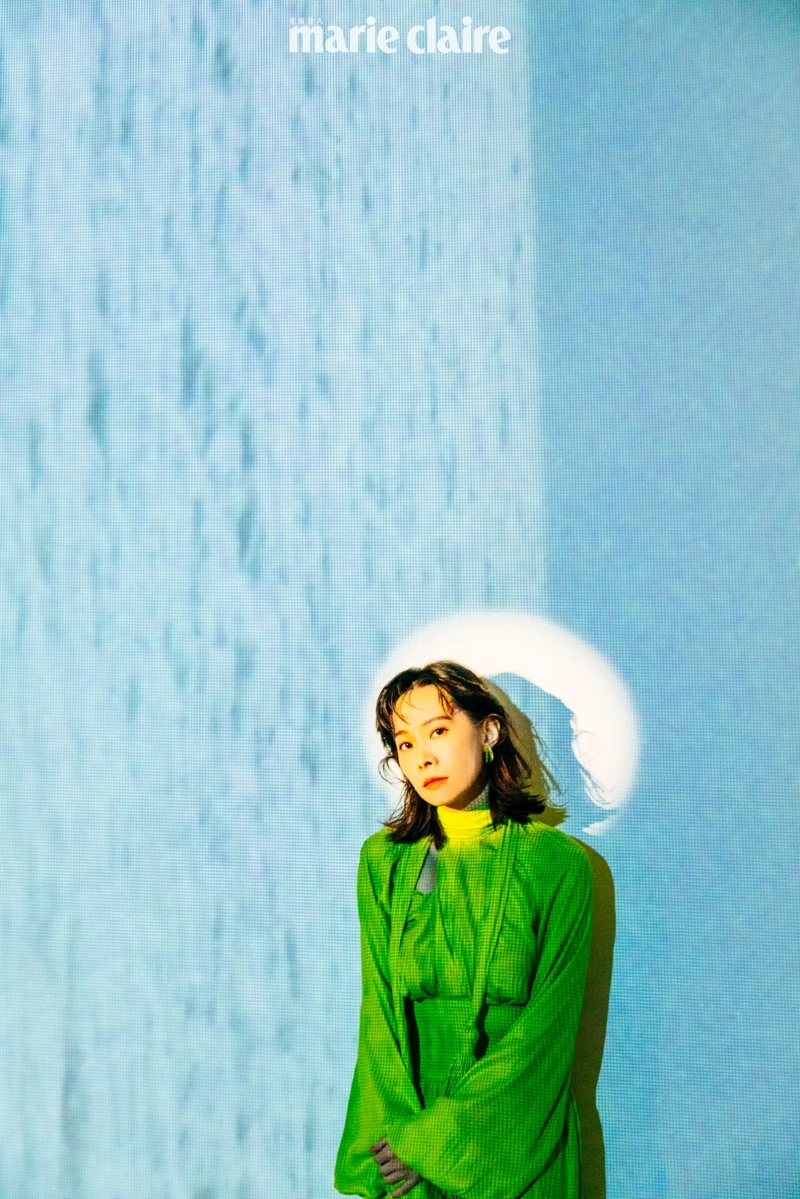 綠色洋裝、耳環、戒指,all by Bottega Veneta 綠色洋裝、耳環、戒指,all by Bottega Veneta