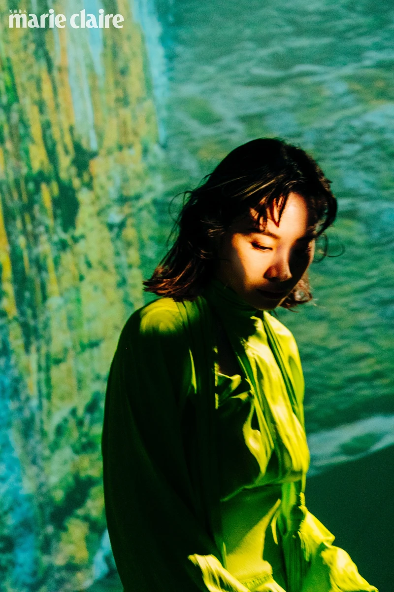 綠色洋裝、耳環、戒指,all by Bottega Veneta 綠色洋裝、耳環、戒指,all by Bottega Veneta