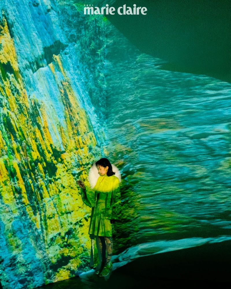 綠色洋裝、綠色高跟鞋、耳環、戒指,all by Bottega Veneta 綠色洋裝、綠色高跟鞋、耳環、戒指,all by Bottega Veneta