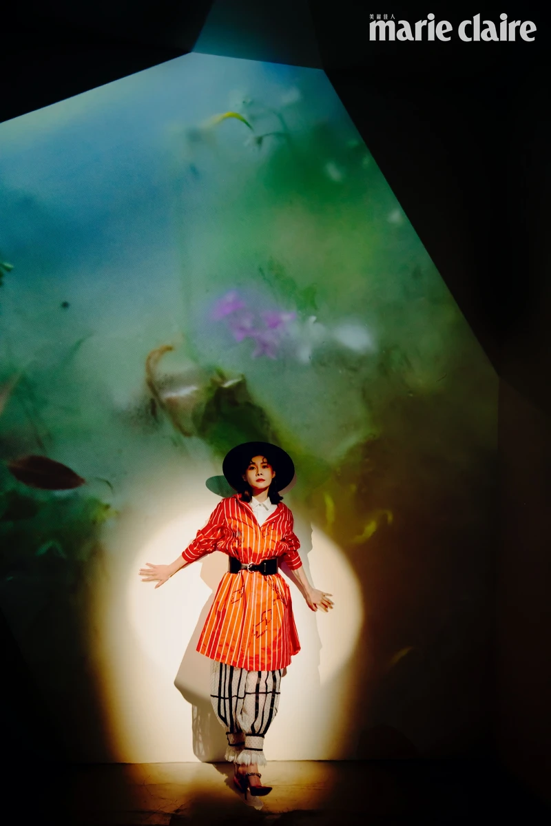 紅色條紋襯衫、白色襯衫、白色條紋透膚長褲、黑色腰封,all by Shiatzy Chen;黑色寬沿紳士帽,HYOKOU;紅色跟鞋,Jimmy Choo 紅色條紋襯衫、白色襯衫、白色條紋透膚長褲、黑色腰封,all by Shiatzy Chen;黑色寬沿紳士帽,HYOKOU;紅色跟鞋,Jimmy Choo