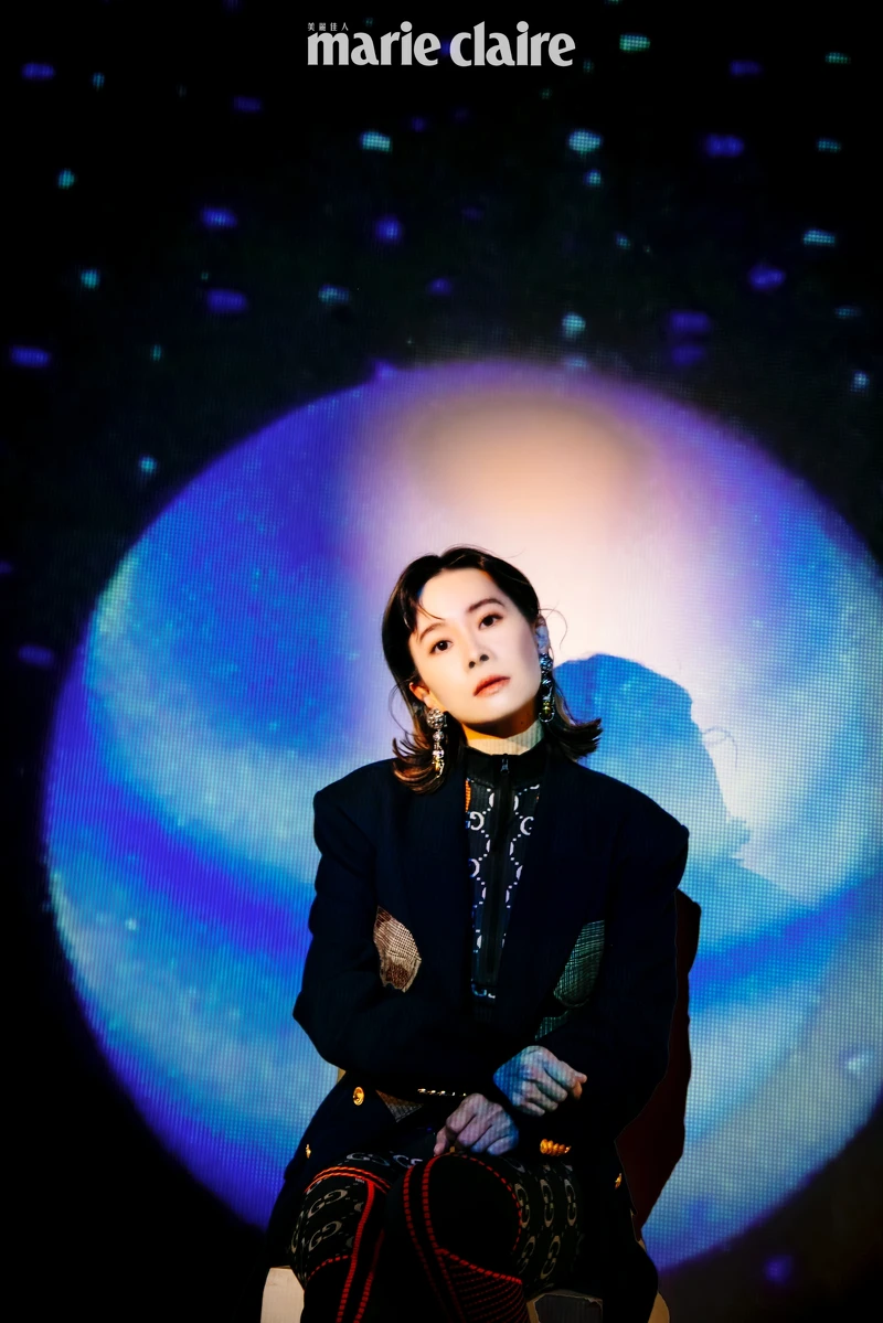 印花運動上衣、印花運動長褲、深藍色西裝外套,all by Gucci 印花運動上衣、印花運動長褲、深藍色西裝外套,all by Gucci