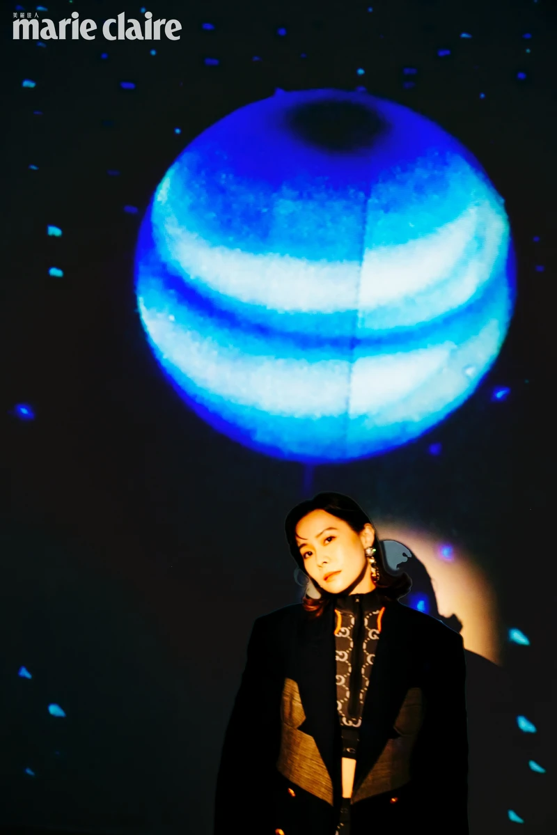 印花運動上衣、深藍色西裝外套,both by Gucci 印花運動上衣、深藍色西裝外套,both by Gucci