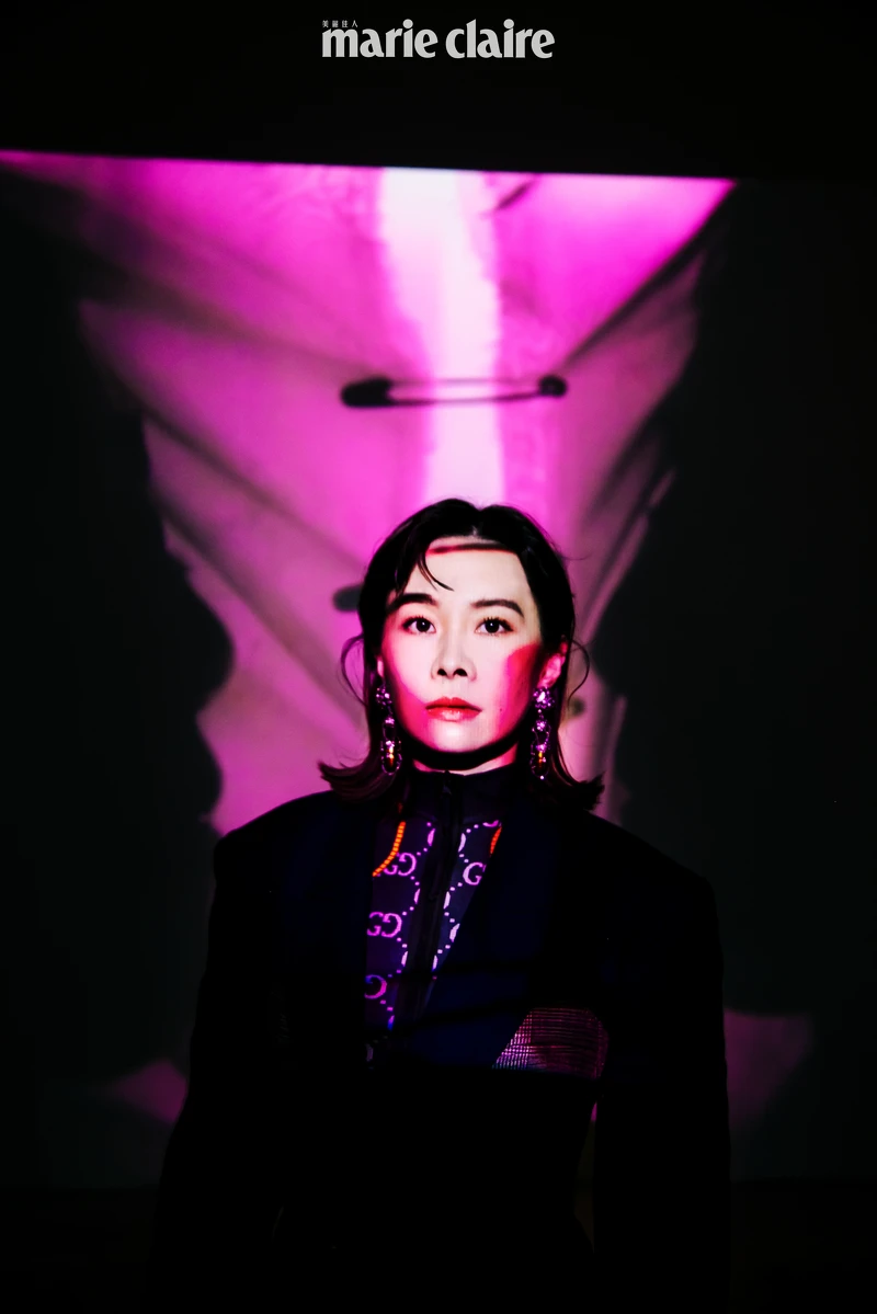 印花運動上衣、深藍色西裝外套,both by Gucci 印花運動上衣、深藍色西裝外套,both by Gucci