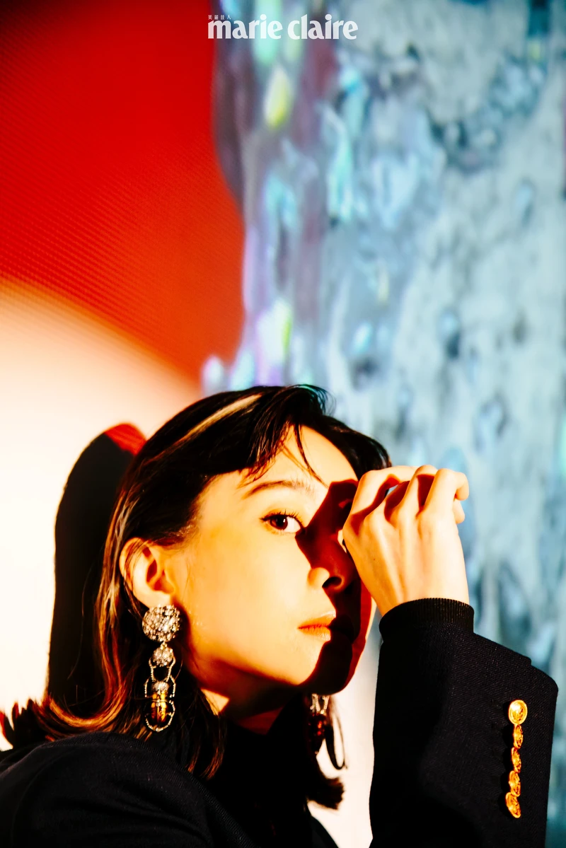 印花運動上衣、深藍色西裝外套,both by Gucci 印花運動上衣、深藍色西裝外套,both by Gucci