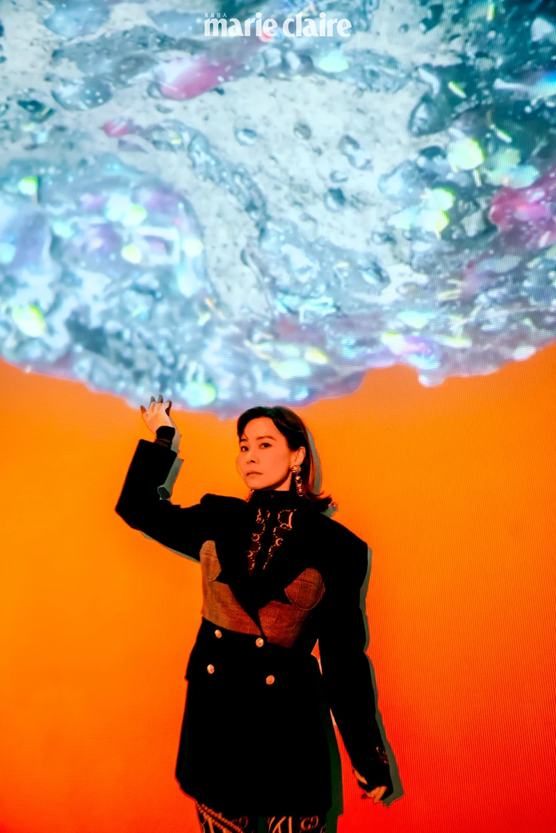 印花運動上衣、印花運動長褲、深藍色西裝外套,all by Gucci 印花運動上衣、印花運動長褲、深藍色西裝外套,all by Gucci