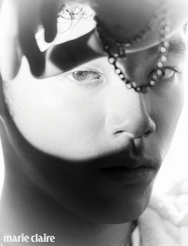 粉色連帽外套,Prada;黑珍珠細長鏈,Mikimoto 粉色連帽外套,Prada;黑珍珠細長鏈,Mikimoto