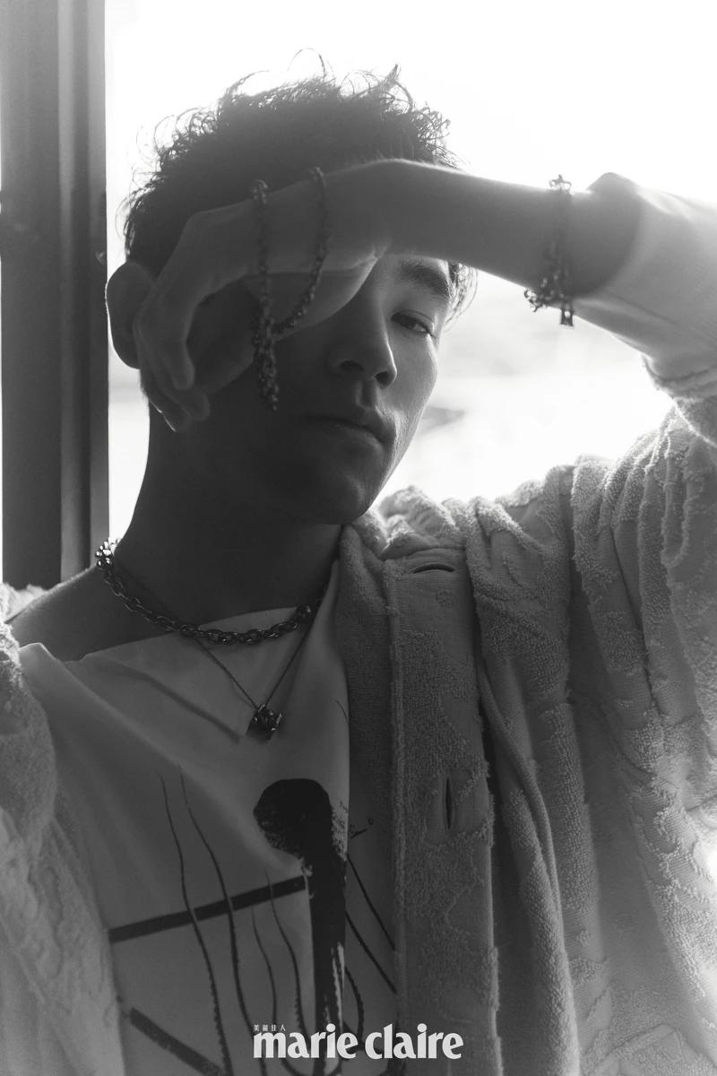 粉色連帽外套、白色印花上衣,both by Prada;黑珍珠粗長鍊、黑珍珠墜鍊、黑珍珠細長鏈、黑珍珠手鍊,all by Mikimoto 粉色連帽外套、白色印花上衣,both by Prada;黑珍珠粗長鍊、黑珍珠墜鍊、黑珍珠細長鏈、黑珍珠手鍊,all by Mikimoto