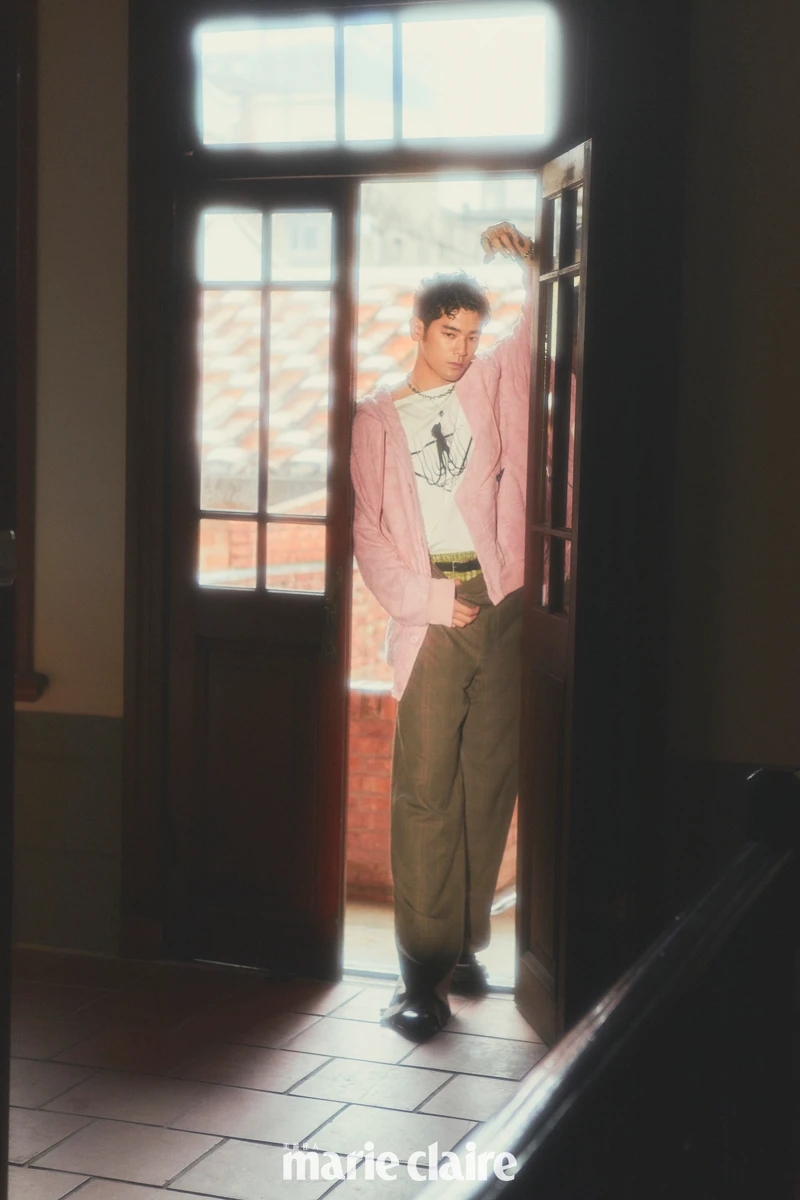 粉色連帽外套、白色印花上衣、綠色印花短褲、格紋西裝長褲,all by Prada;黑珍珠粗長鍊、黑珍珠墜鍊、黑珍珠手鍊、戒指,all by Mikimoto 粉色連帽外套、白色印花上衣、綠色印花短褲、格紋西裝長褲,all by Prada;黑珍珠粗長鍊、黑珍珠墜鍊、黑珍珠手鍊、戒指,all by Mikimoto