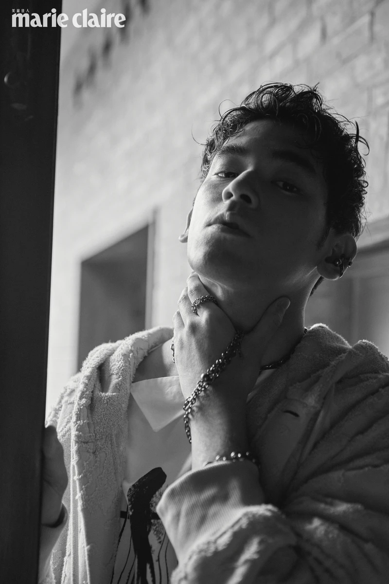 粉色連帽外套、白色印花上衣,both by Prada;黑珍珠粗長鍊、黑珍珠墜鍊、黑珍珠細長鏈、黑珍珠手鍊,all by Mikimoto 粉色連帽外套、白色印花上衣,both by Prada;黑珍珠粗長鍊、黑珍珠墜鍊、黑珍珠細長鏈、黑珍珠手鍊,all by Mikimoto