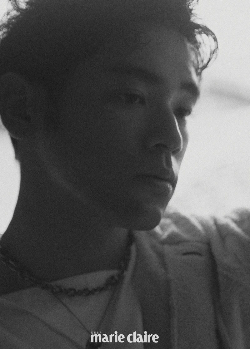 粉色連帽外套、白色印花上衣,both by Prada;黑珍珠粗長鍊、黑珍珠墜鍊、黑珍珠細長鏈、黑珍珠手鍊,all by Mikimoto 粉色連帽外套、白色印花上衣,both by Prada;黑珍珠粗長鍊、黑珍珠墜鍊、黑珍珠細長鏈、黑珍珠手鍊,all by Mikimoto