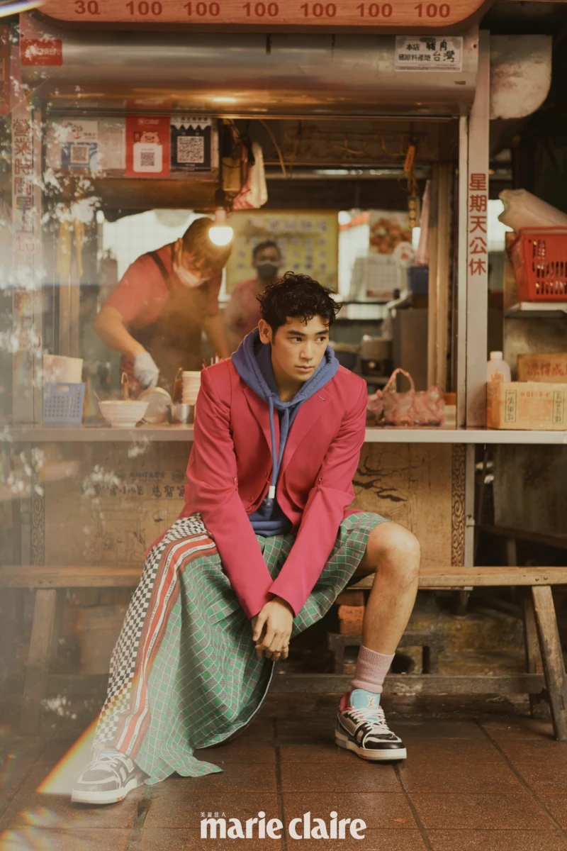 粉色西裝外套、粉色西裝背心、藍色連帽上衣、塗層半截裙、灰色球鞋,all by Louis Vuitton 粉色西裝外套、粉色西裝背心、藍色連帽上衣、塗層半截裙、灰色球鞋,all by Louis Vuitton