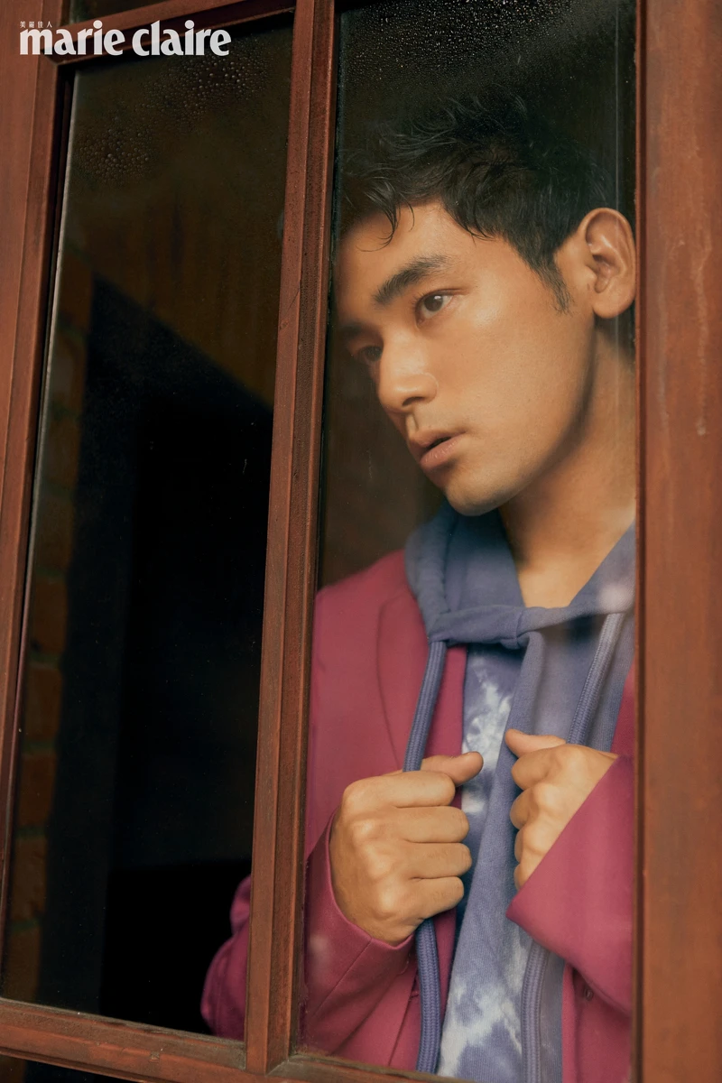 粉色西裝外套、粉色西裝背心、藍色連帽上衣,all by Louis Vuitton 粉色西裝外套、粉色西裝背心、藍色連帽上衣,all by Louis Vuitton