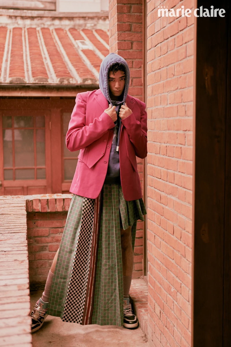 粉色西裝外套、粉色西裝背心、藍色連帽上衣、塗層半截裙、灰色球鞋,all by Louis Vuitton 粉色西裝外套、粉色西裝背心、藍色連帽上衣、塗層半截裙、灰色球鞋,all by Louis Vuitton