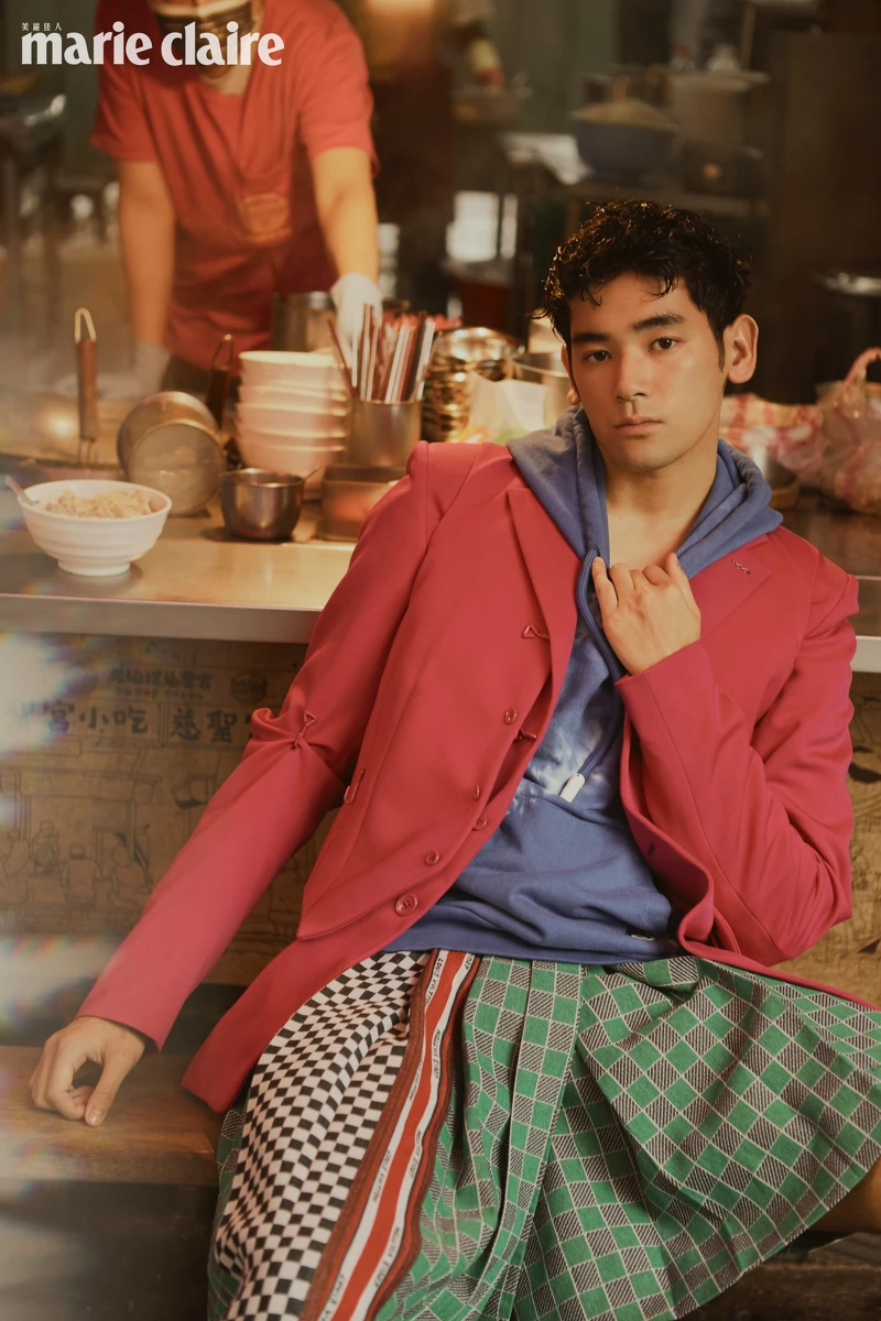 粉色西裝外套、粉色西裝背心、藍色連帽上衣、塗層半截裙,all by Louis Vuitton 粉色西裝外套、粉色西裝背心、藍色連帽上衣、塗層半截裙,all by Louis Vuitton