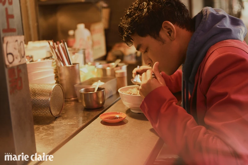 粉色西裝外套、粉色西裝背心、藍色連帽上衣,all by Louis Vuitton 粉色西裝外套、粉色西裝背心、藍色連帽上衣,all by Louis Vuitton