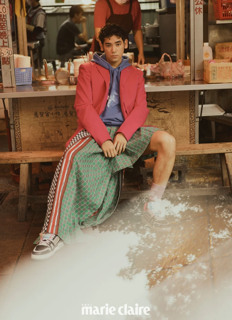 粉色西裝外套、粉色西裝背心、藍色連帽上衣、塗層半截裙、灰色球鞋,all by Louis Vuitton 粉色西裝外套、粉色西裝背心、藍色連帽上衣、塗層半截裙、灰色球鞋,all by Louis Vuitton