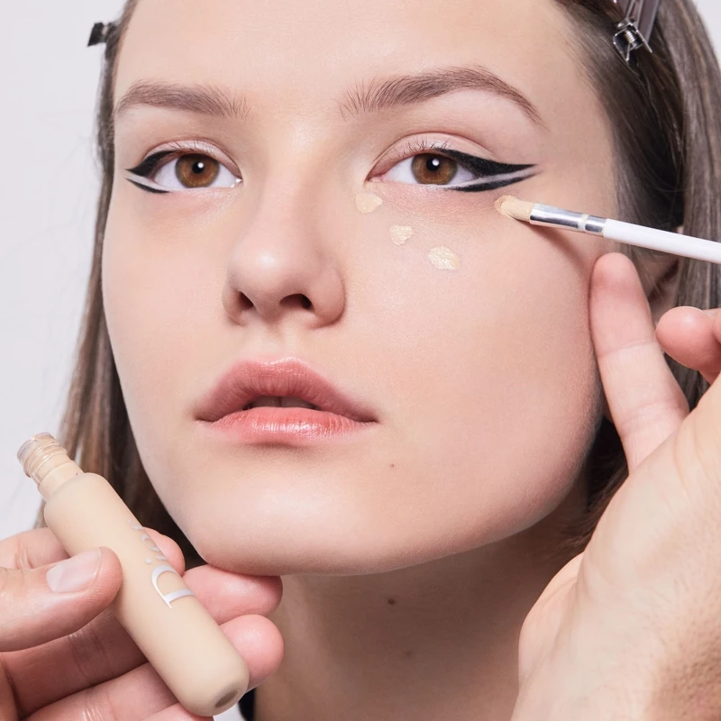 模特兒展示全新迪奧專業後台雙用遮瑕乳。