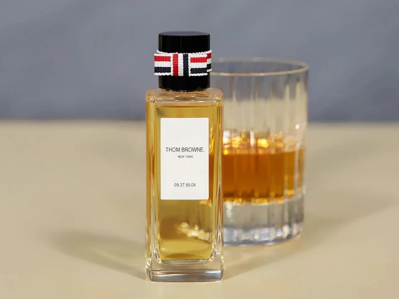 THOM BROWNE香水09.27.65.04香根草與威士忌75ml,NT7,200。 THOM BROWNE香水09.27.65.04香根草與威士忌75ml,NT7,200。