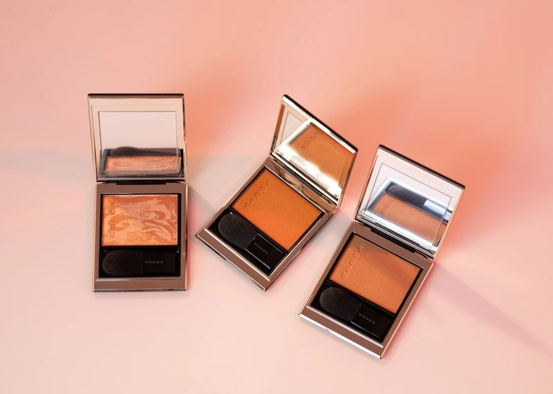 (左)SUQQU 晶采淨妍亮彩餅101陽炎 NT$2,100  (左)SUQQU 晶采淨妍亮彩餅101陽炎 NT$2,100