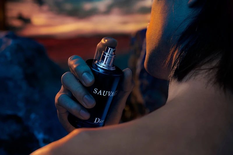 DIOR SAUVAGE曠野之心在堆疊的氣息之中,激發出你我都無法撼動的感官能量。