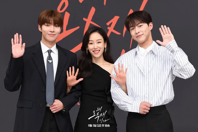 《為何是吳秀才》徐玄振有兩個鮮肉學生黃寅燁和裴仁赫喜歡她 《為何是吳秀才》徐玄振有兩個鮮肉學生黃寅燁和裴仁赫喜歡她