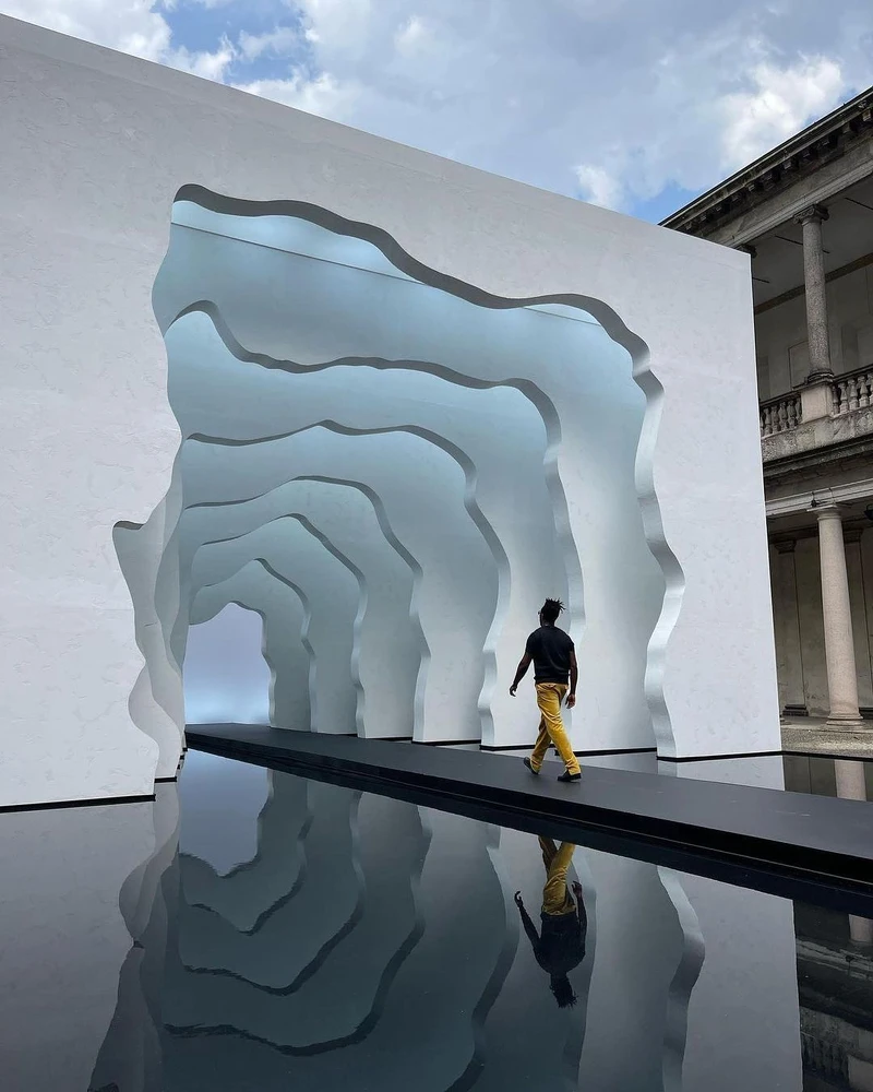 美國藝術家 Daniel Arsham 與美國百年廚衛品牌 Kohler 共同打造的裝置藝術《Divided Layers》,是米蘭設計周最醒目的地標。 美國藝術家 Daniel Arsham 與美國百年廚衛品牌 Kohler 共同打造的裝置藝術《Divided Layers》,是米蘭設計周最醒目的地標。