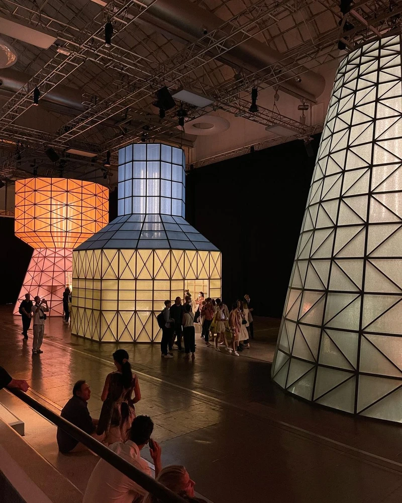 Hermès 於米蘭設計周的會場設計(即將更新資訊)。 Hermès 於米蘭設計周的會場設計(即將更新資訊)。