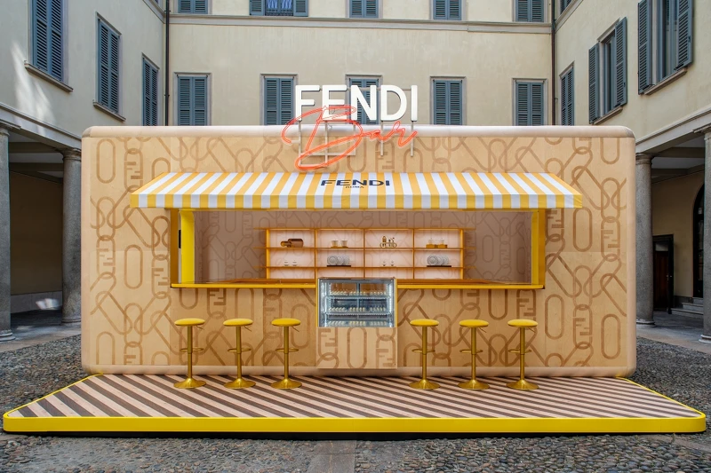 Via Montenapoleone 3 的店內庭院空間的Fendi Bar。 Via Montenapoleone 3 的店內庭院空間的Fendi Bar。