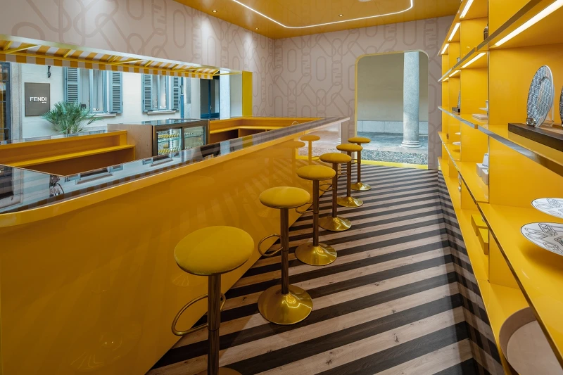 沿襲自 Fendi Caffè 的氛圍。 沿襲自 Fendi Caffè 的氛圍。