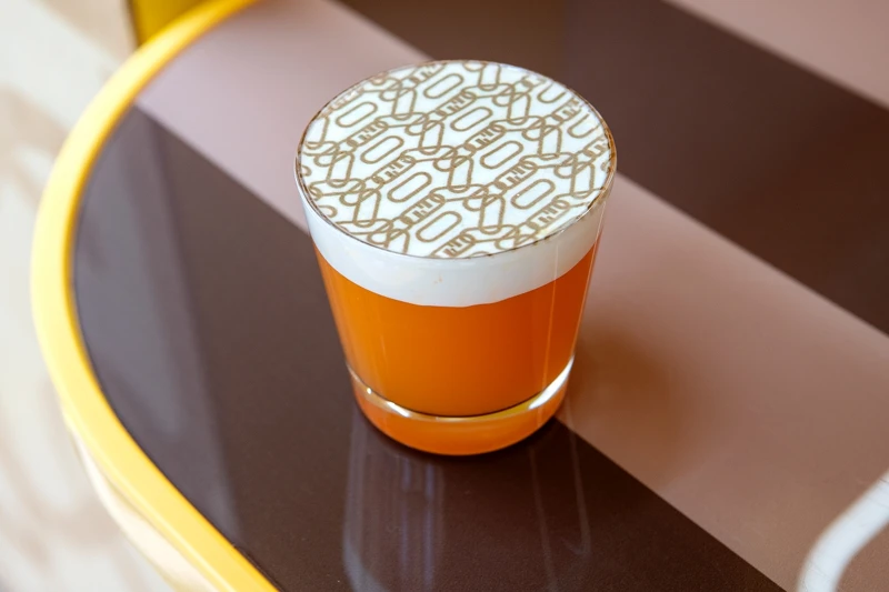 餐點提供飾有 FF logo 圖案的咖啡飲品。 餐點提供飾有 FF logo 圖案的咖啡飲品。