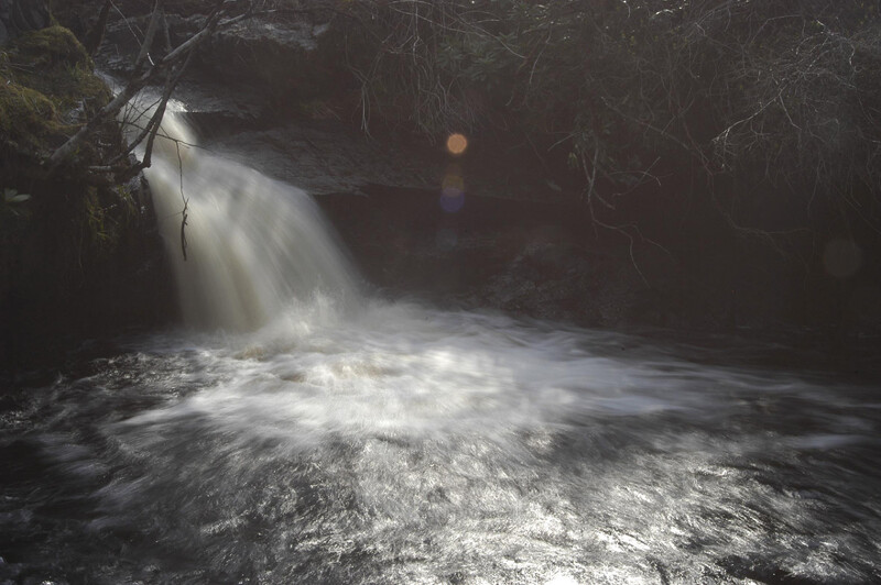 酒廠位於馬加岱爾河(Margadale River)的出海口。 酒廠位於馬加岱爾河(Margadale River)的出海口。