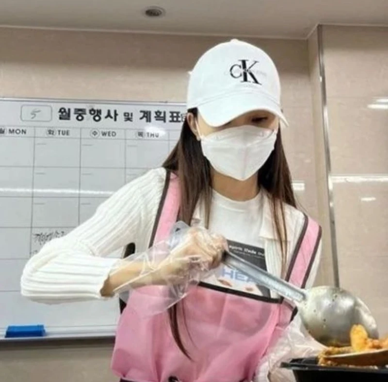 宋智雅現身公益廚房當義工