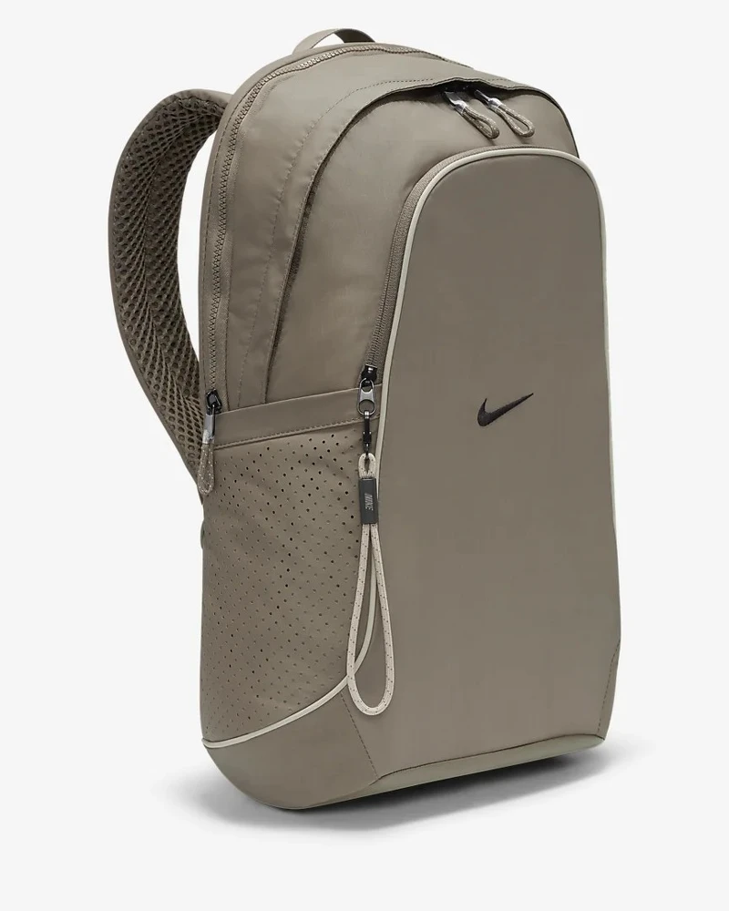 Nike Sportswear Essentials 背包,價格店洽。 Nike Sportswear Essentials 背包,價格店洽。