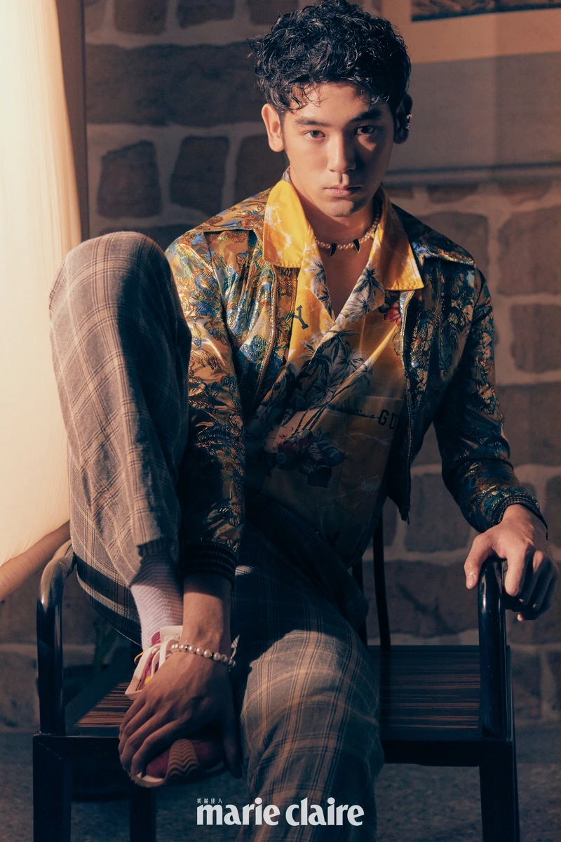 刺繡短夾克、黃色開領襯衫、格紋西裝長褲,all by Gucci;粉色運動鞋,Loewe;MIKIMOTO COMME des GARÇONS聯名珍珠項鍊、珍珠手鍊、雙環珍珠耳骨夾、純銀耳骨夾,all by Mikimoto 刺繡短夾克、黃色開領襯衫、格紋西裝長褲,all by Gucci;粉色運動鞋,Loewe;MIKIMOTO COMME des GARÇONS聯名珍珠項鍊、珍珠手鍊、雙環珍珠耳骨夾、純銀耳骨夾,all by Mikimoto